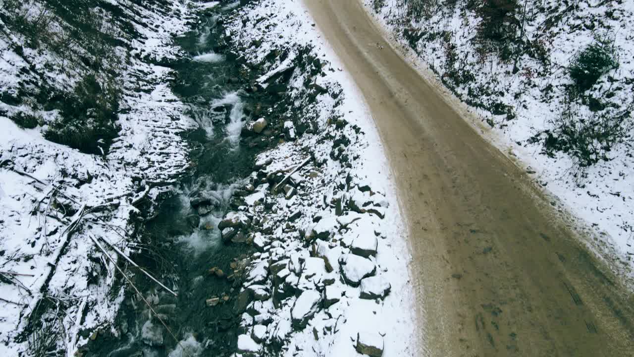 乌克兰Dragobrat: 2021年1月11日:越野车在雪山小径上行驶视频素材