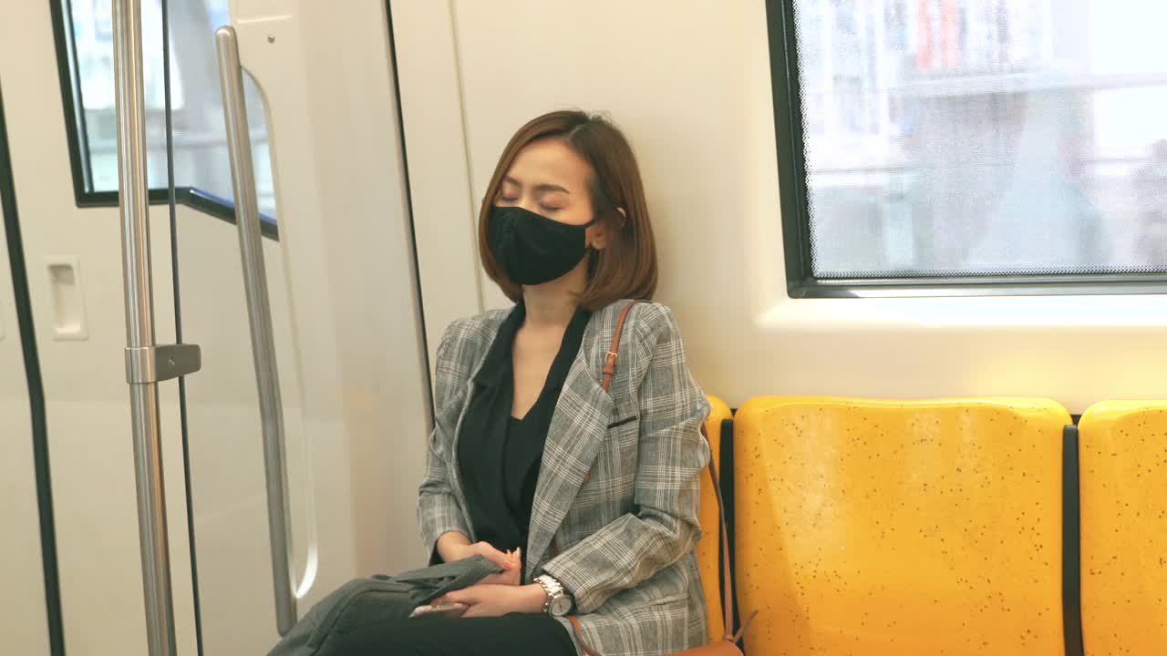 年轻的亚洲女人在坐火车上班的时候睡觉视频下载