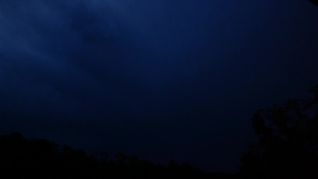 暴风雨期间的夜空视频素材