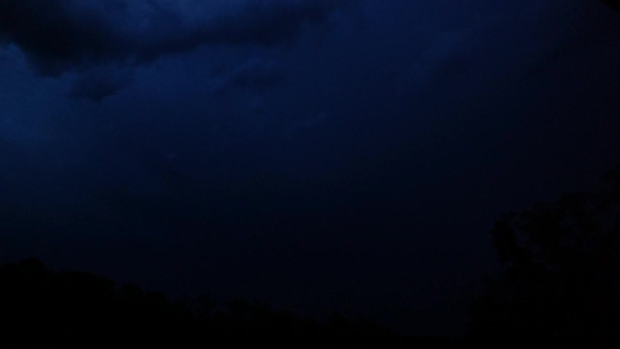 雷暴期间的夜空视频素材