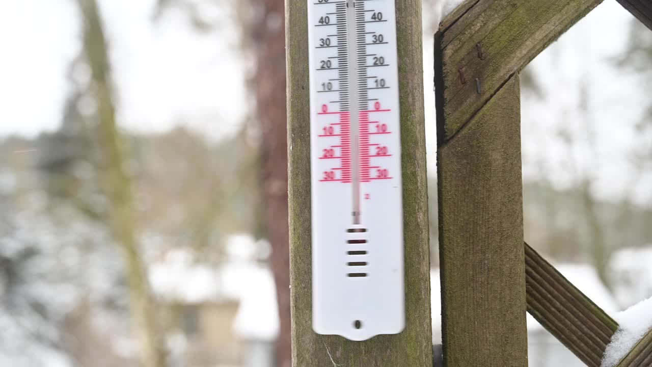 在一波寒冷和大雪期间，由阵风移动的温度计显示大约零下11摄氏度。德国视频素材