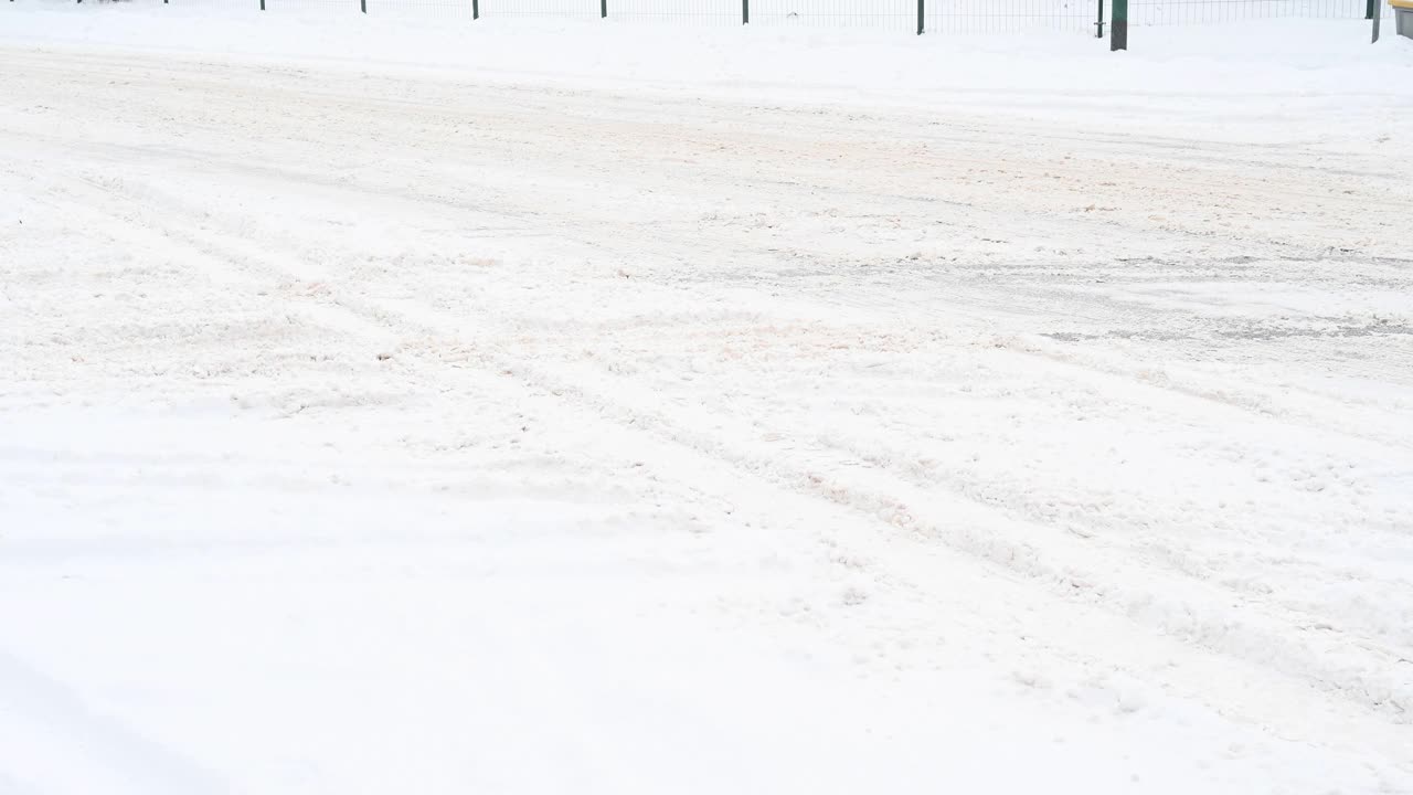 在冬天的暴风雪和强风中，汽车在一条被雪覆盖的县道上行驶。Bandenburg。德国视频素材