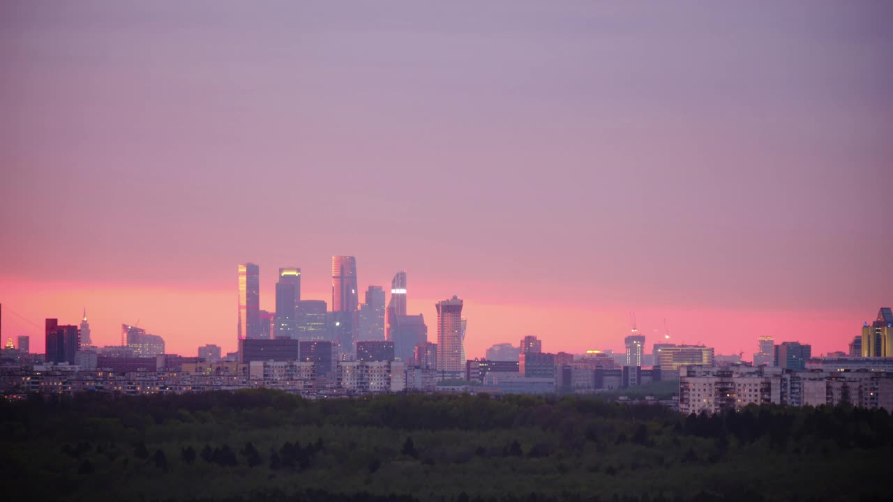 时间流逝夜景莫斯科城市和夏季城市景观，俄罗斯。黄昏时城市的顶视图视频素材