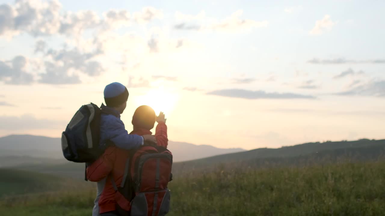 快乐的家庭户外旅行。父子旅行视频素材