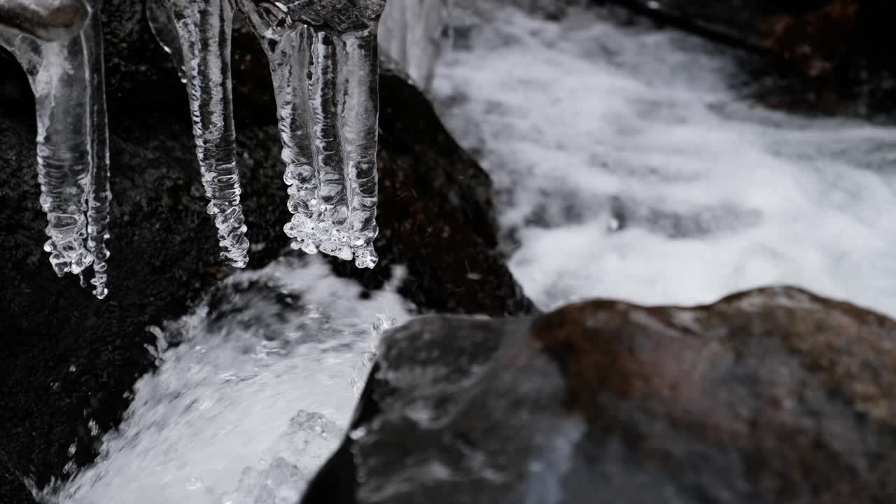 河上冰柱融化，水流湍急视频素材