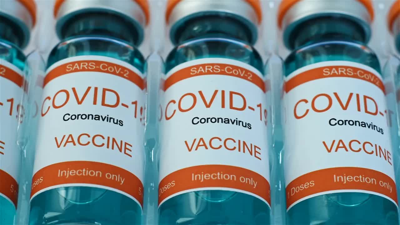 装有Covid-19疫苗的玻璃药瓶。视频素材