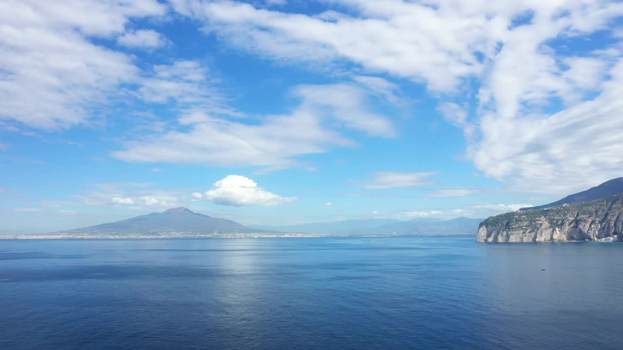 维苏威位于那不勒斯湾沿岸和欧洲第勒尼安海沿岸，意大利的坎帕尼亚，萨莱诺省视频素材