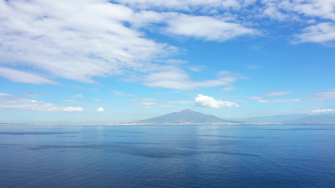 维苏威火山位于欧洲第勒尼安海沿岸的那不勒斯湾，位于意大利坎帕尼亚的萨莱诺省视频素材