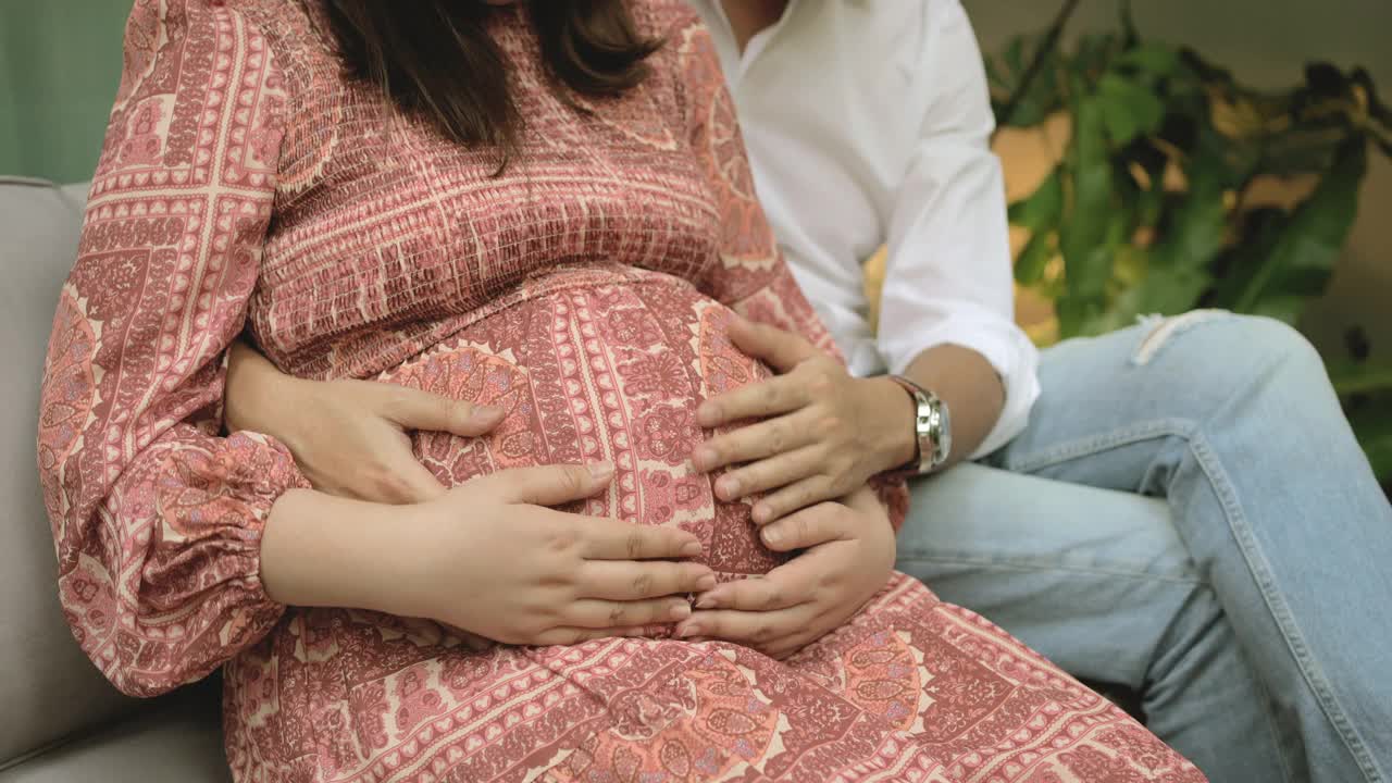 丈夫和妻子与他们未出生的孩子交谈视频素材