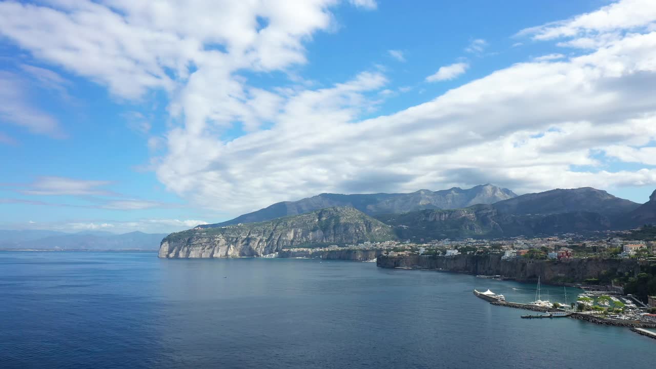 那不勒斯湾海岸位于欧洲第勒尼安海沿岸，意大利的坎帕尼亚，萨莱诺省视频素材