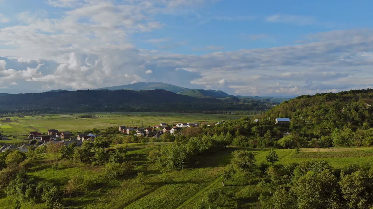 在夏日阳光明媚的喀尔巴阡山脉，全景乡村自然景观，乌克兰。视频素材