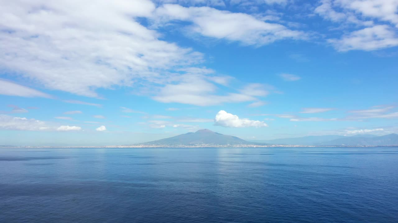 维苏威火山位于欧洲第勒尼安海沿岸的那不勒斯湾，位于意大利坎帕尼亚的萨莱诺省视频素材