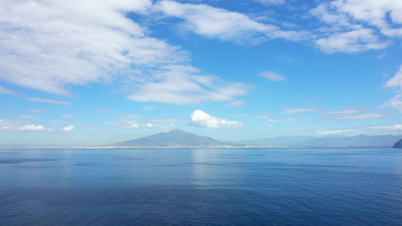 维苏威火山位于欧洲第勒尼安海沿岸的那不勒斯湾，位于意大利坎帕尼亚的萨莱诺省视频素材