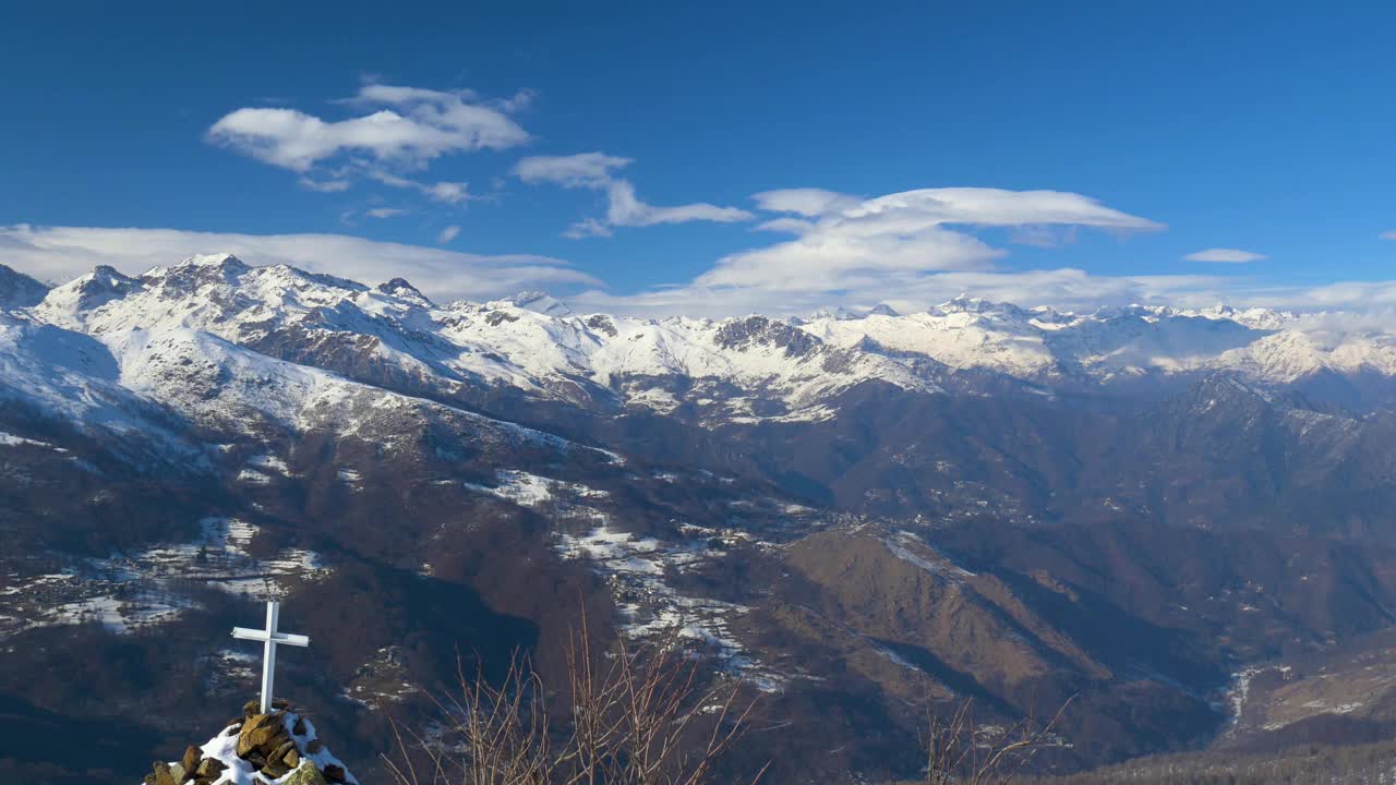 意大利阿尔卑斯山的雪峰和山脊在冬季全景，晴朗晴朗的天空。视频素材