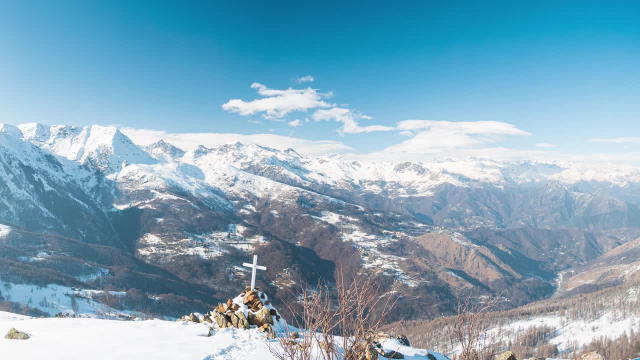 意大利阿尔卑斯山的雪峰和山脊在冬季全景，晴朗晴朗的天空。视频素材