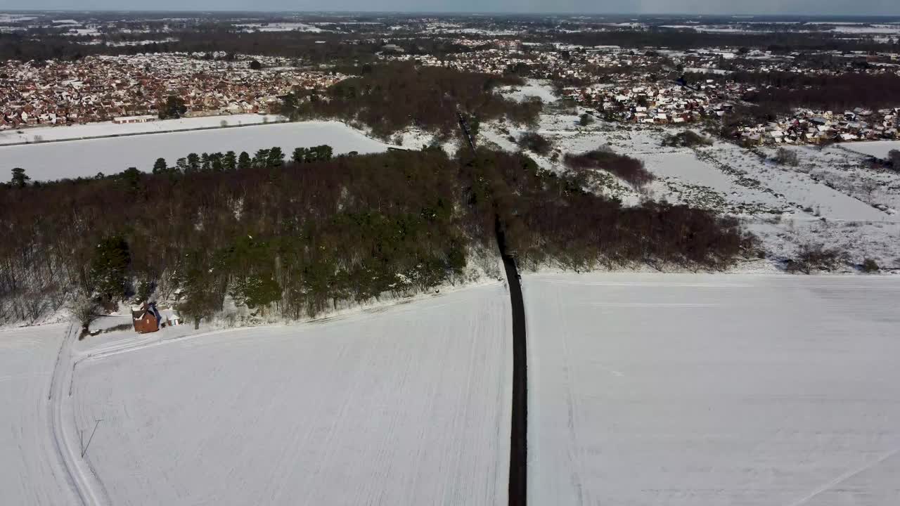 无人机拍摄的英国萨福克郡乡村地区被雪覆盖的田野视频素材