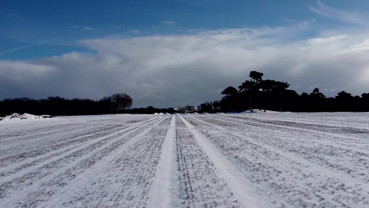 无人机拍摄的英国萨福克郡乡村地区被雪覆盖的田野视频素材