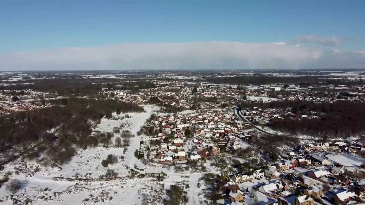 无人机拍摄的前英国皇家空军马特尔沙姆希思基地覆盖在雪中，英国萨福克视频素材