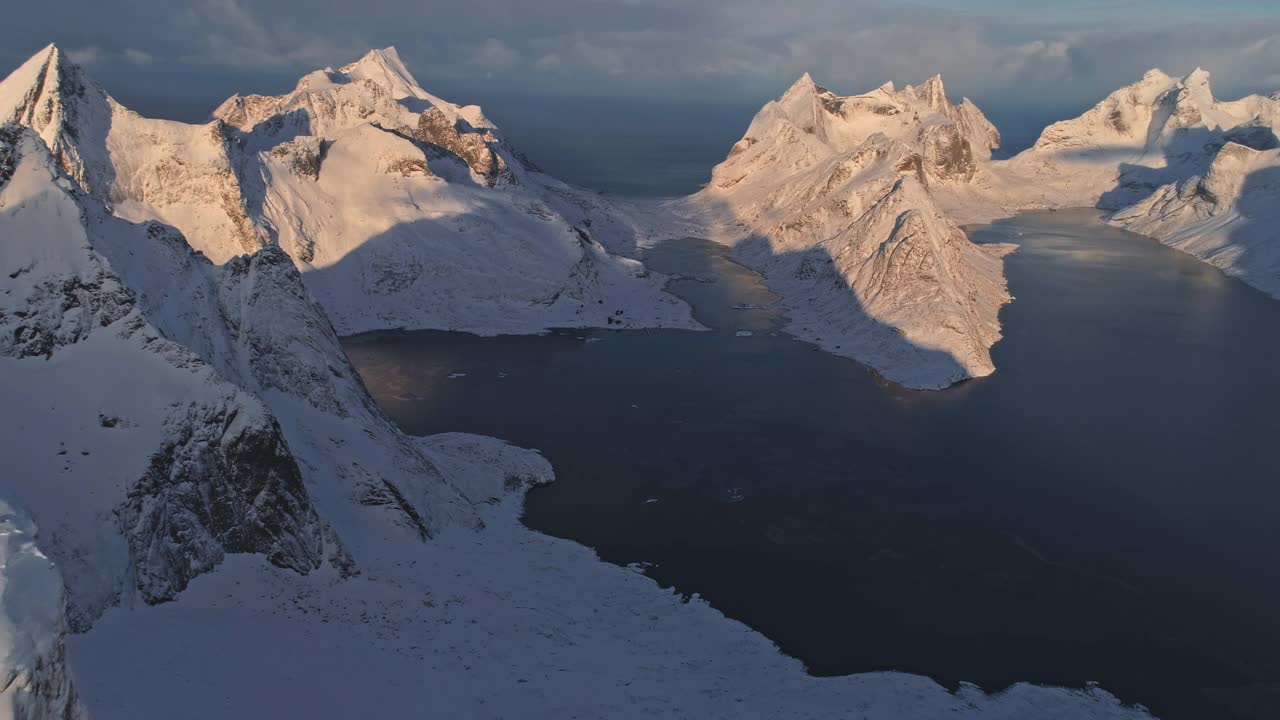 大海，山峰和日出时的雪视频素材