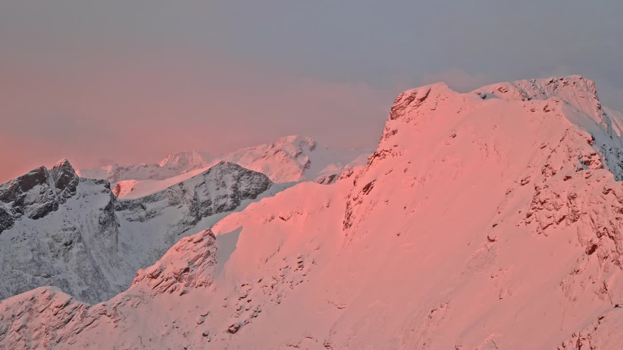 挪威日出时巨大的雪峰全景视频素材