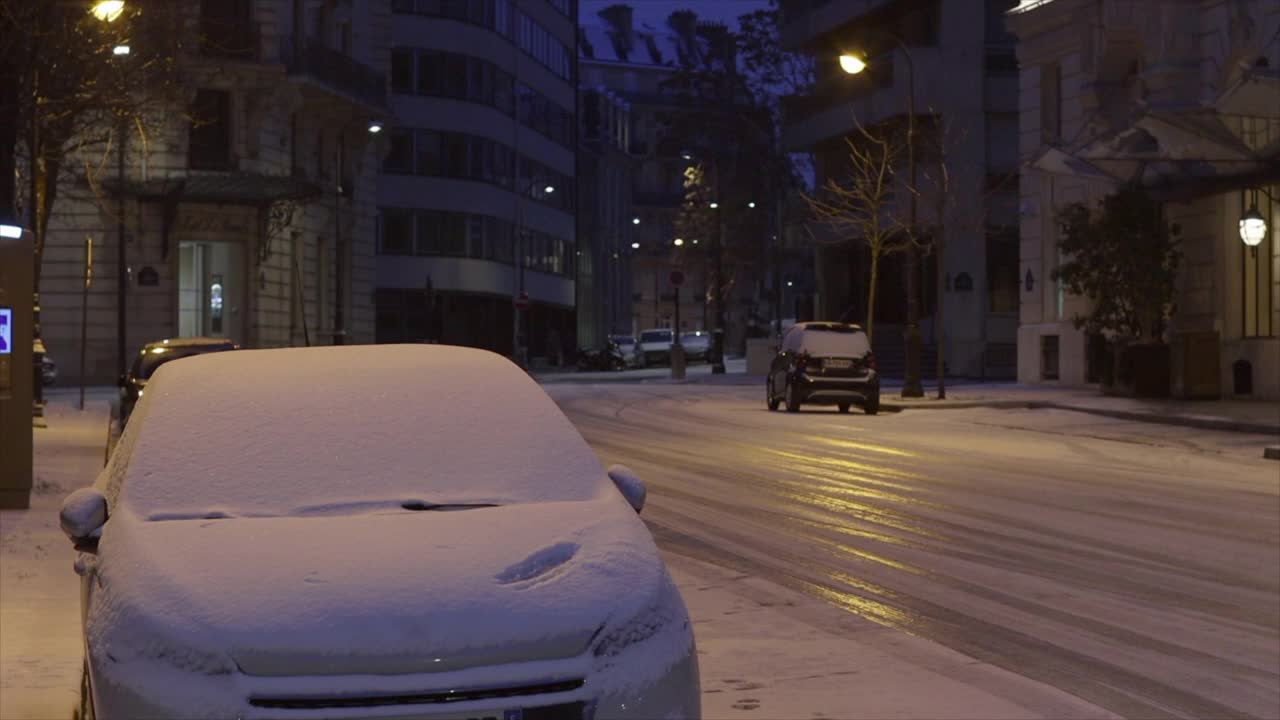 巴黎街道上被雪覆盖的汽车视频素材