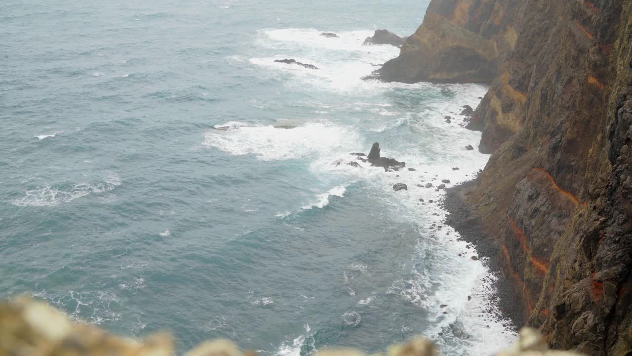 4K宽角度的岩石葡萄牙海岸与海浪滚向它视频素材