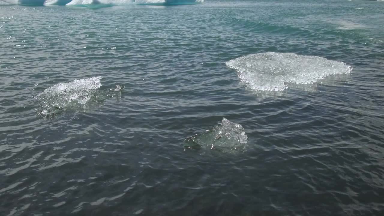 冰岛Jökulsárlón冰川湖上漂浮着冰块。视频下载