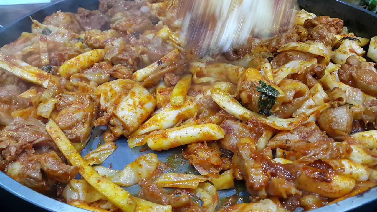 春川，韩国达格尔比，鸡肉食物视频素材