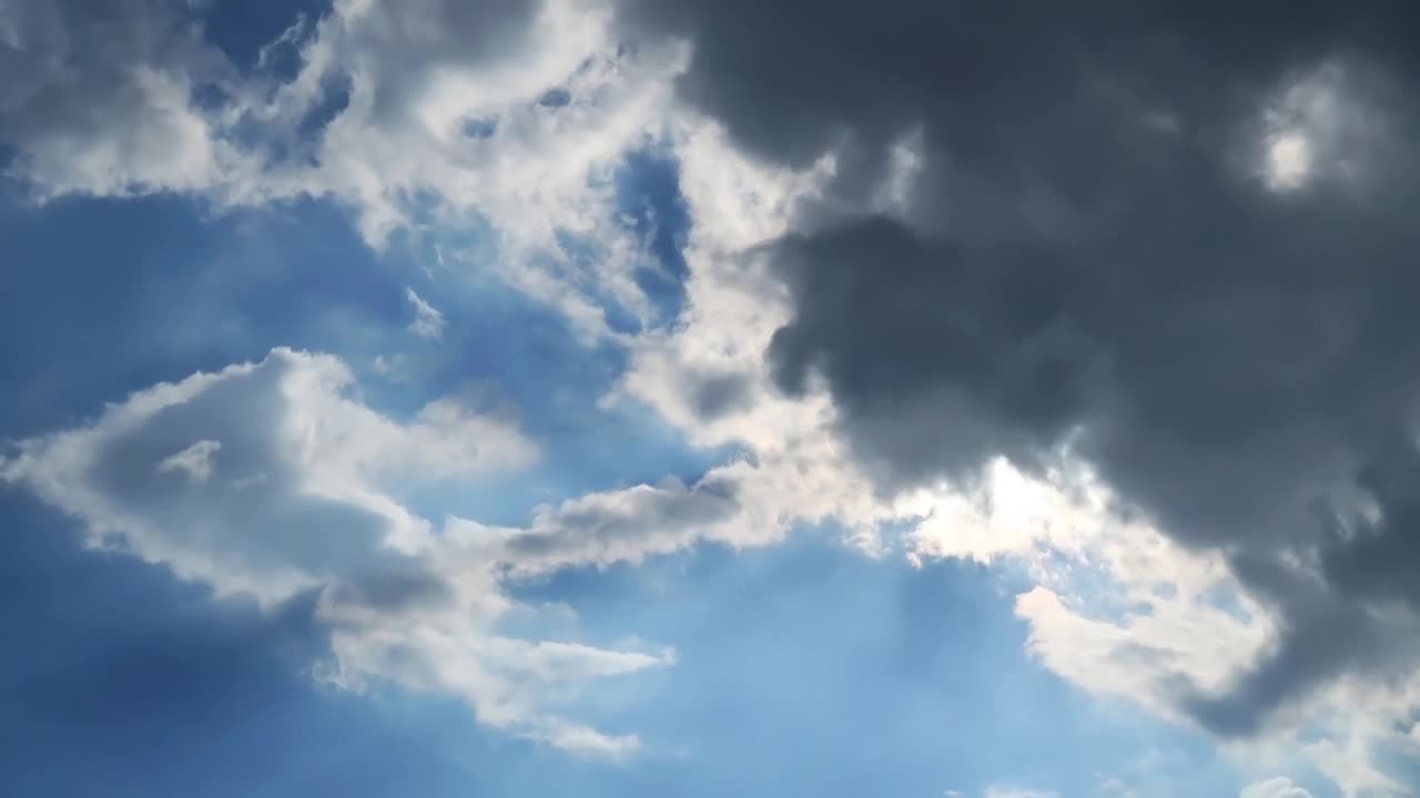 明亮的太阳光线穿过沉重的黑暗的雷雨与雨点的暴风雨云视频素材