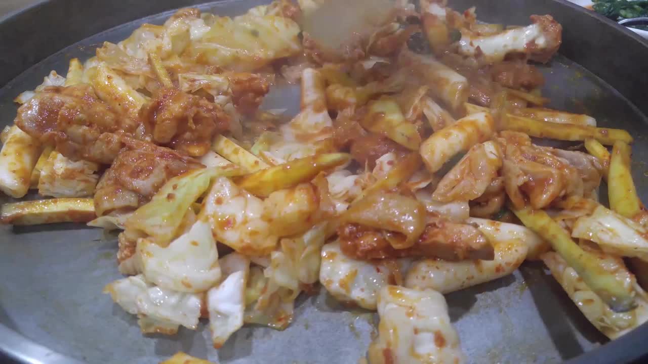 春川，韩国达格尔比，鸡肉食物视频素材