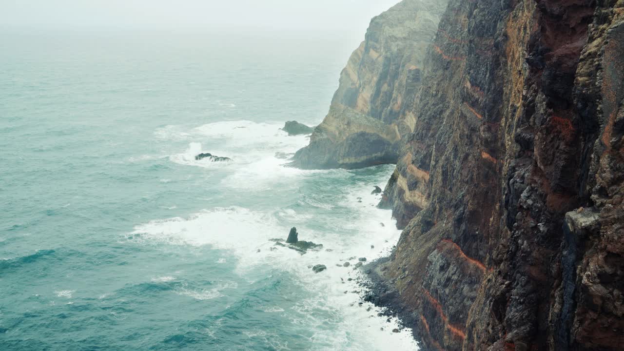 4K滤过饱和广角镜头，地中海强潮涌向马德拉群岛视频素材