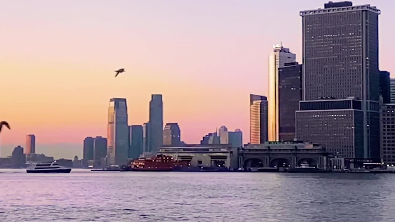 黄昏时分纽约港上空的曼哈顿市中心视频素材