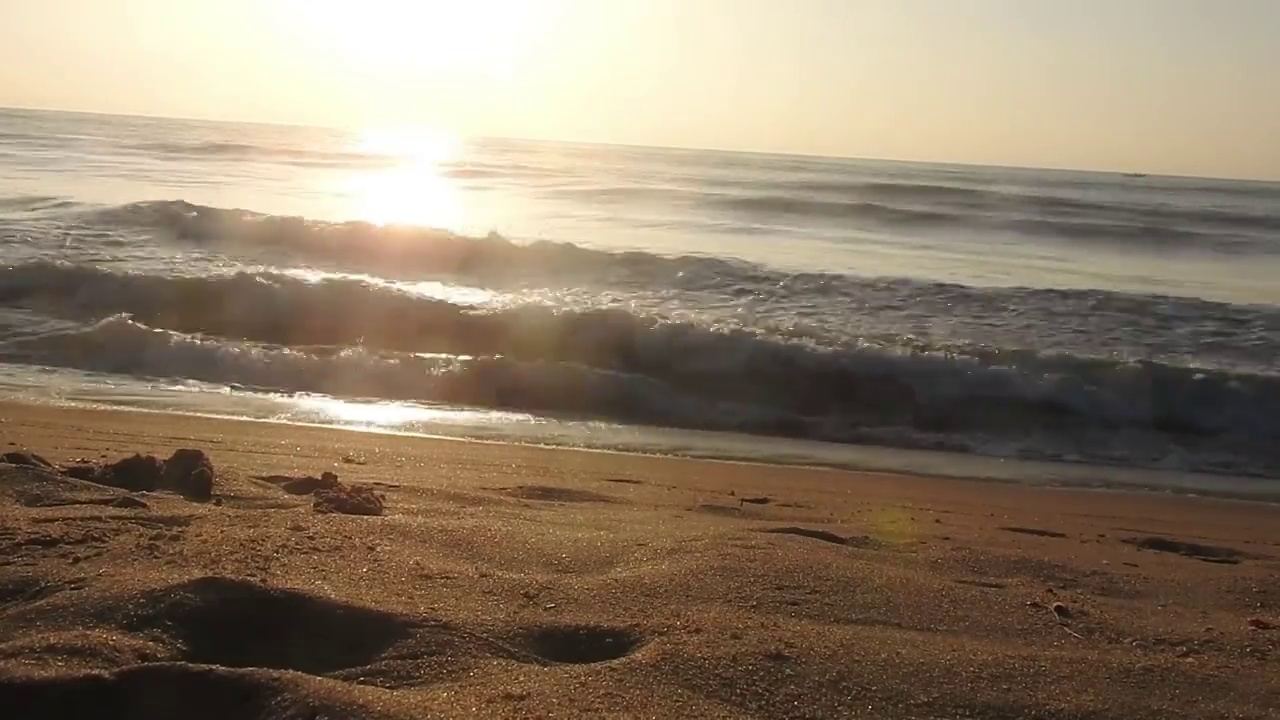 海面上的小波浪日落。金色的夕阳和黄色的阳光。《海边的日落》美丽的海上日落。日落与海浪视频素材