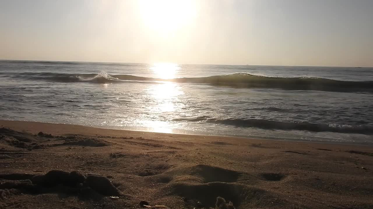 海面上的小波浪日落。《海边的日落》美丽的海上日落。日落和海浪。金色的夕阳和黄色的阳光。视频素材