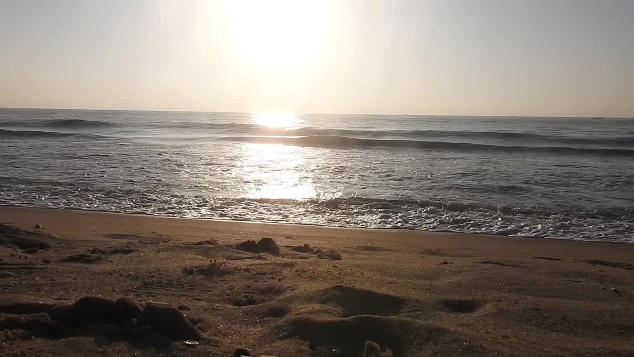 海面上的小波浪日落。《海边的日落》美丽的海上日落。日落和海浪。金色的夕阳和黄色的阳光。视频素材