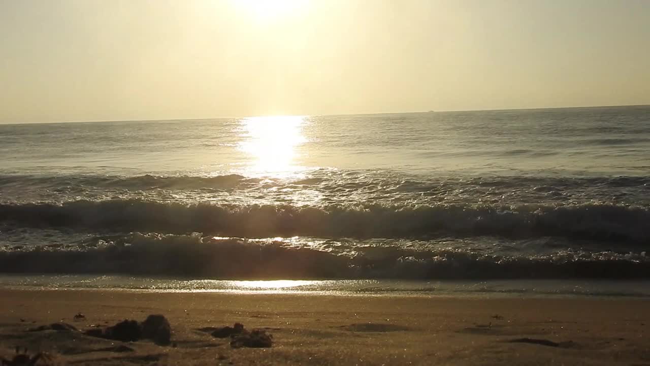 海面上的小波浪日落。金色的夕阳和黄色的阳光。《海边的日落》美丽的海上日落。日落与海浪视频素材