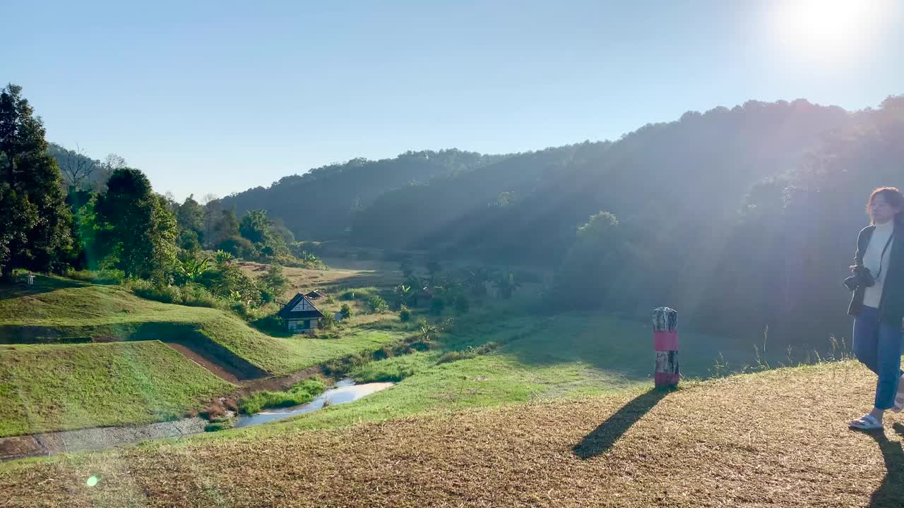 4K VDO亚洲女摄影师独自在春天的自然中拍照和放松视频素材