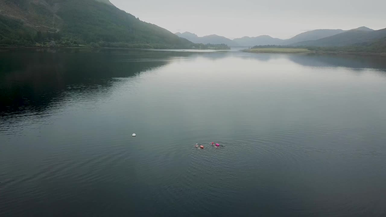 无人机视野开放水域游泳者在苏格兰湖游泳视频下载