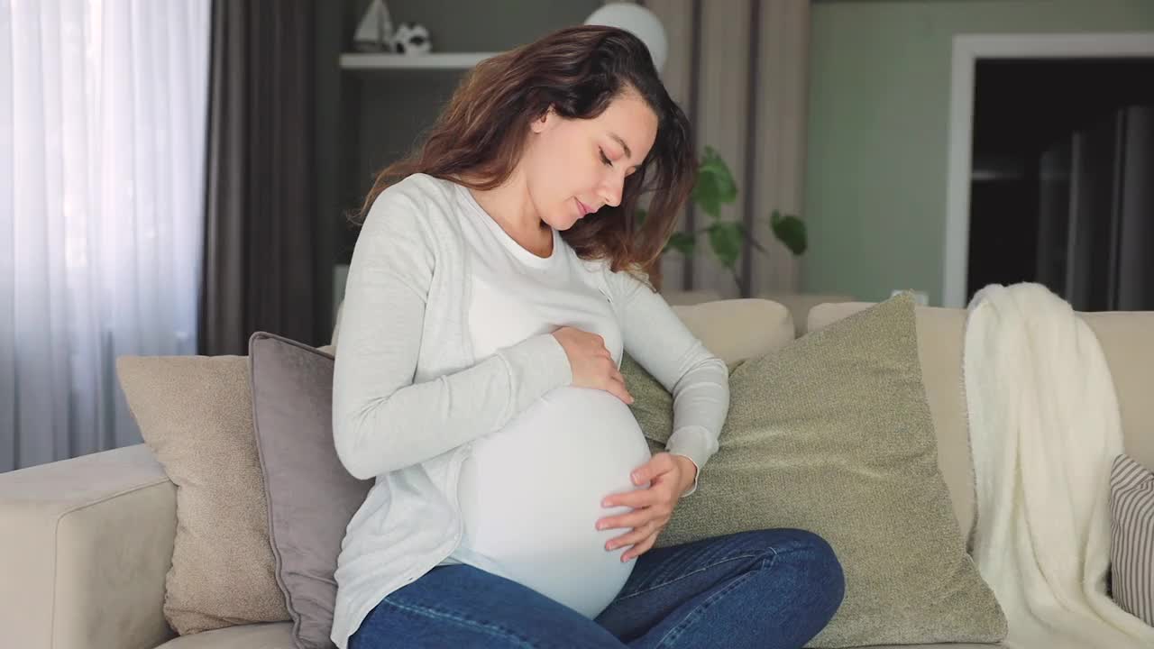 抑郁的孕妇在家视频素材