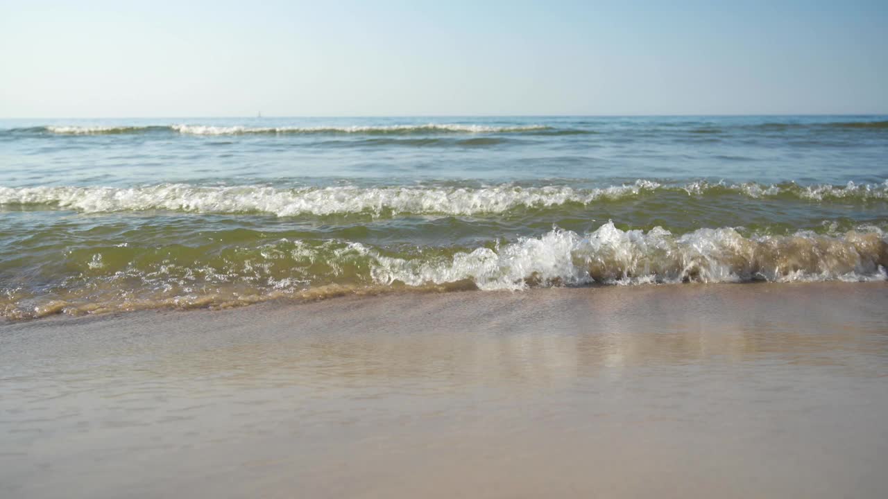 沙滩上的波浪视频素材