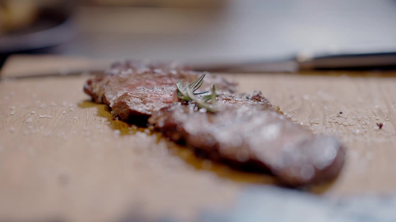 选择性的集中沿切好烤美味的肉躺在木砧板上。餐厅、咖啡厅厨房里的美味佳肴。煮熟的、炸的或烤的菜。视频素材