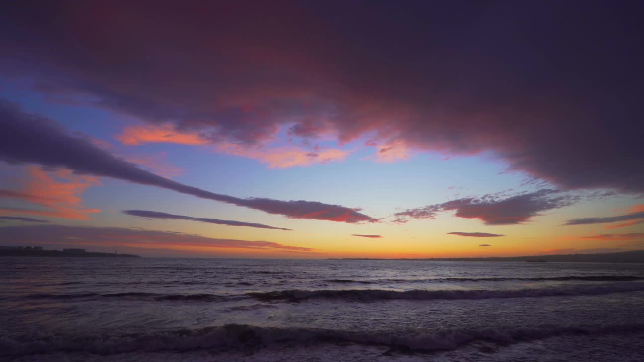 海面上夕阳西下，傍晚彩云戏剧性，海浪飞溅，画面伴声视频素材