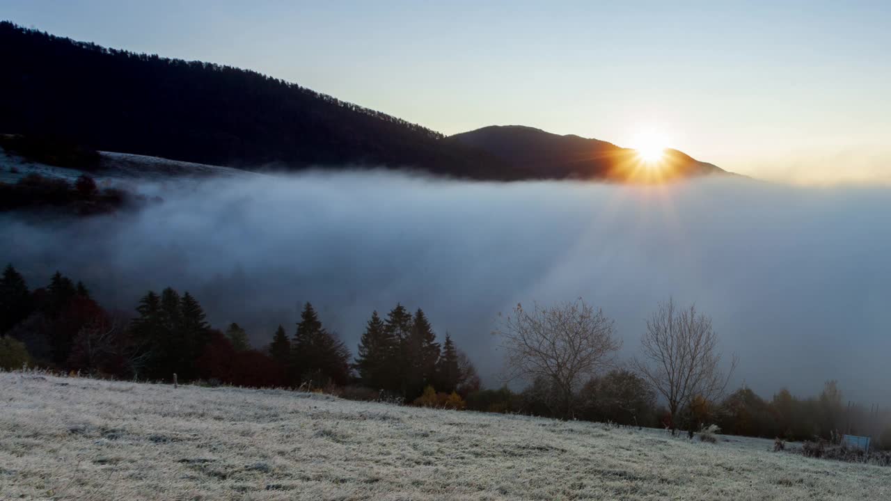 太阳从山后升起，雾在夏季清晨的黎明升起。清晨的雾消散在喀尔巴阡山脉。自然山水，自然风光，田园背景视频素材