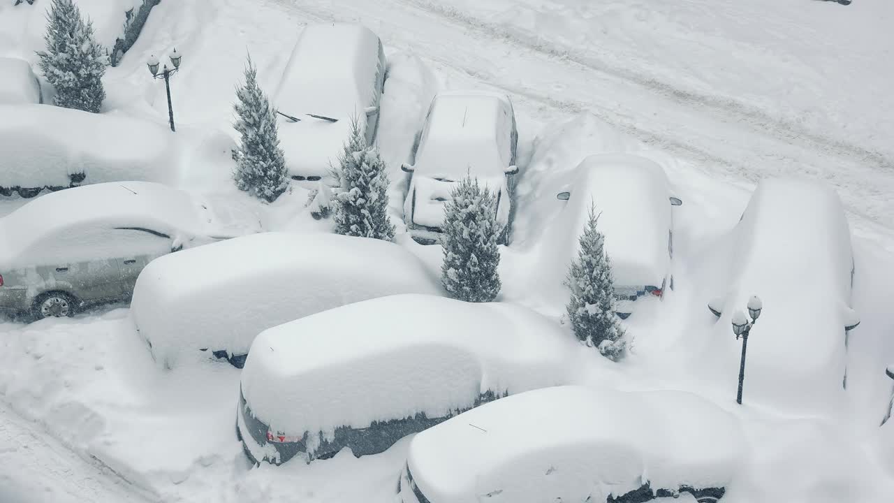 暴风雪过后汽车被雪覆盖了。大雪。街道和汽车被很多雪覆盖。停车场被大雪覆盖着视频素材