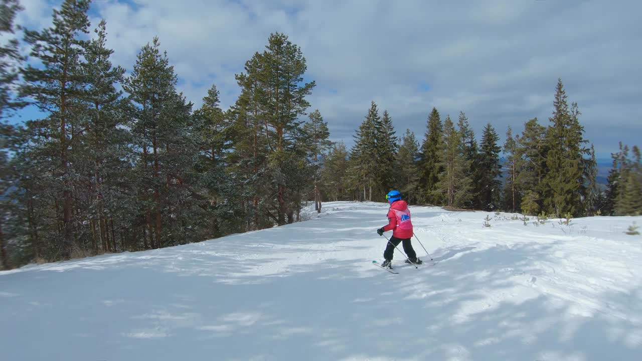 小女孩跟着滑雪教练学滑雪视频素材