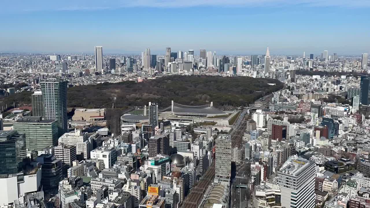 东京城市skype与清晰的蓝天鸟瞰图。视频素材