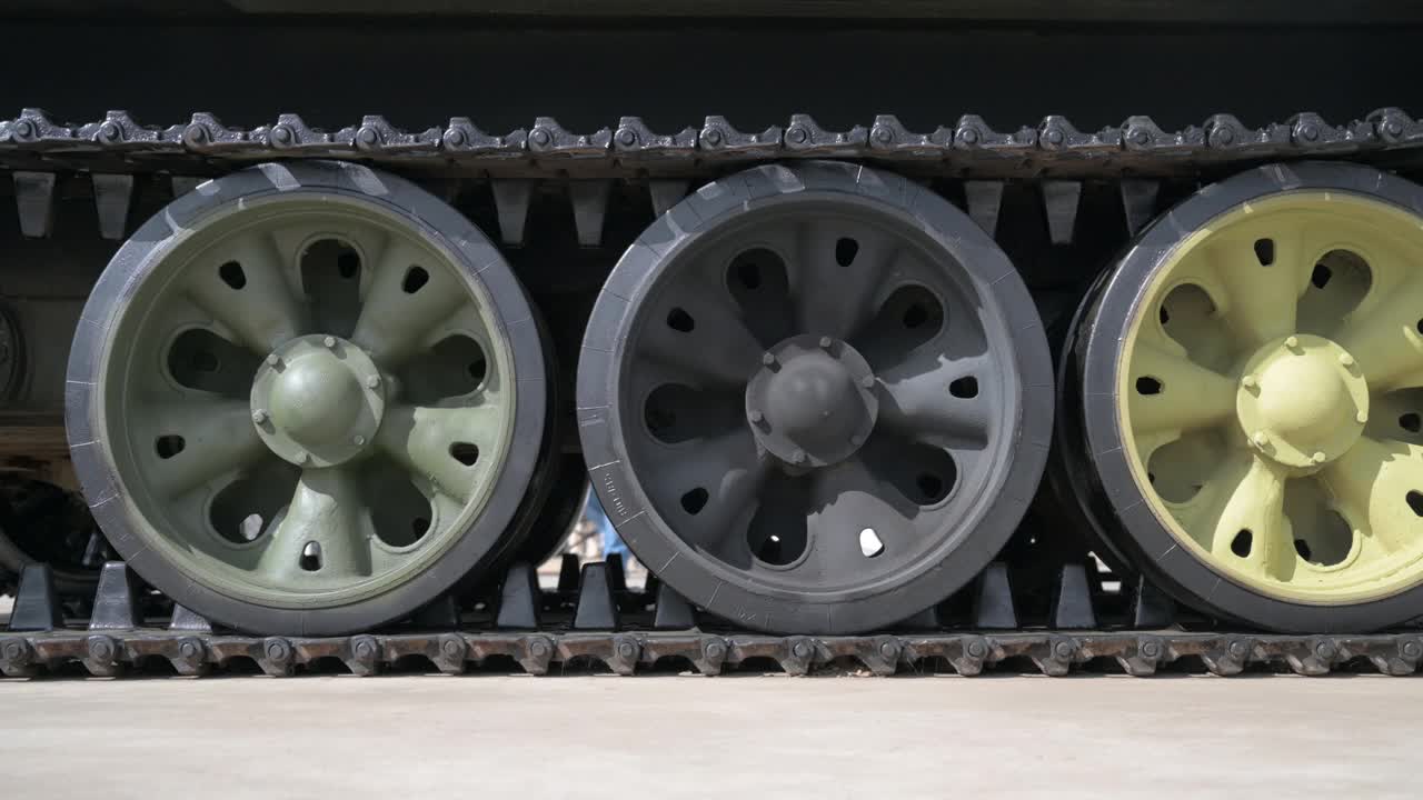 坦克滚轮和履带。现代和历史的装甲车辆视频素材