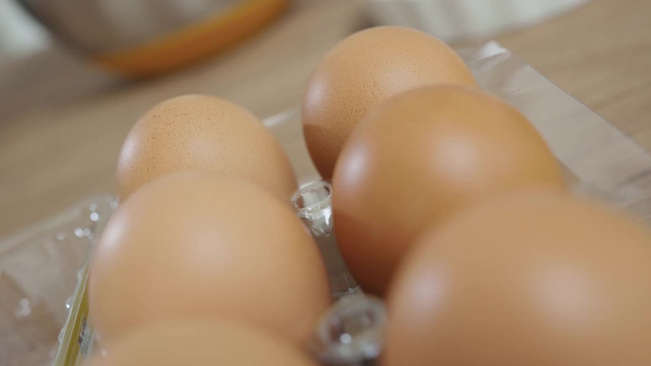 棕色的鸡蛋装在塑料纸箱里视频素材