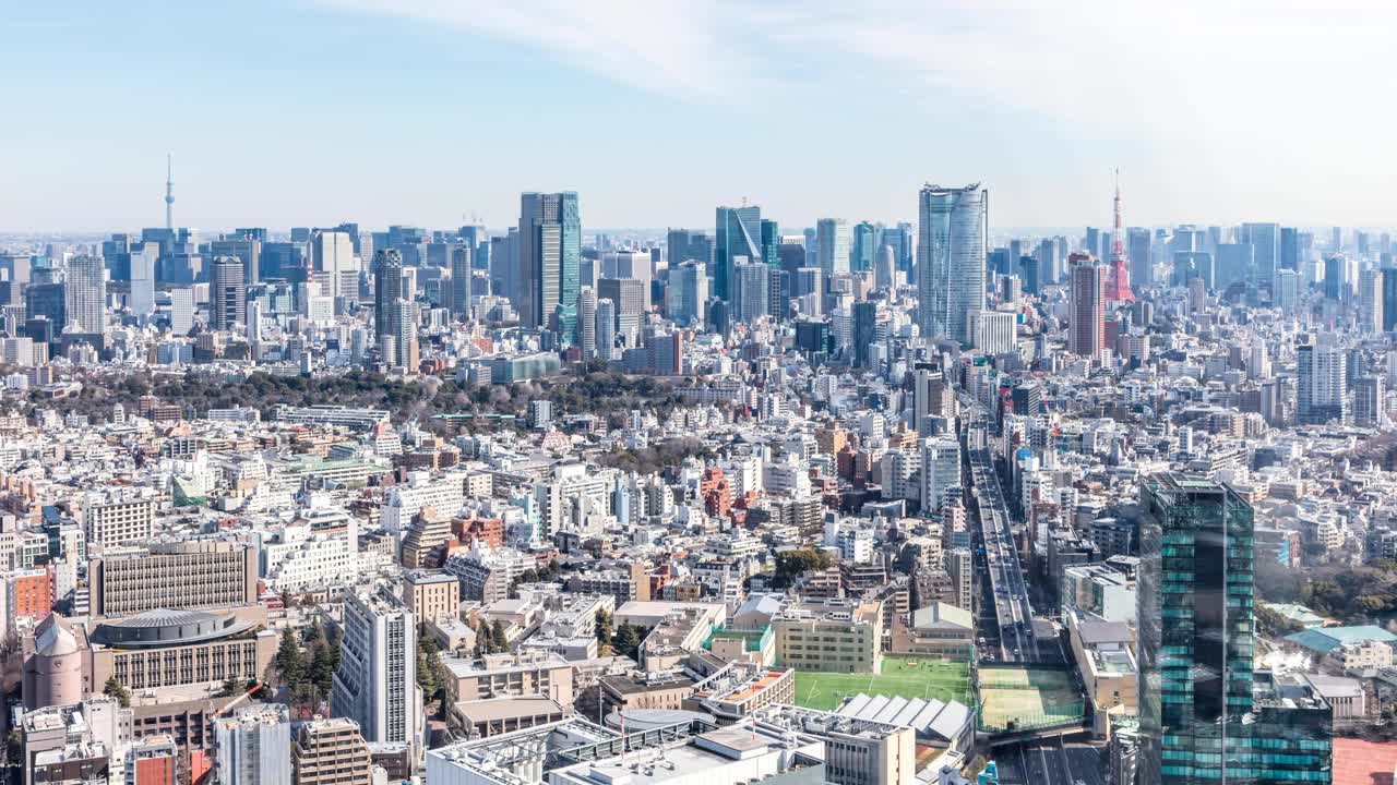 4K鸟瞰图东京城市与晴朗的蓝天，日本。视频素材