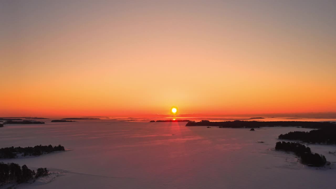 被冰雪覆盖的波罗的海上空的日出超差视频素材